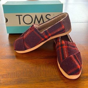 BRAND NEW, NEVER WORN! TOMS size 6 Alpargota Leather wrap;color: Barn red plaid